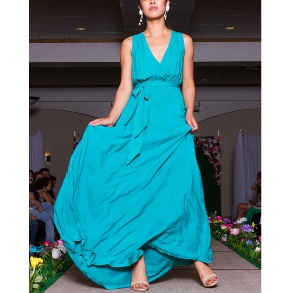 Sleeveless Emerald Maxi Dress - Picture 1 of 5